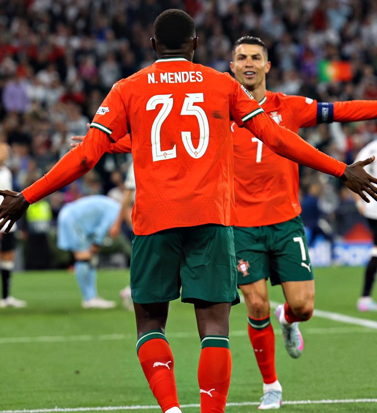 关于那不勒斯实现绝地反击，追平比分紧咬对手的信息